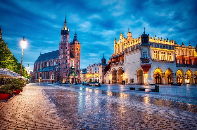 2-Hour City Walking Tour in Creepy Krakow - What to wear and plan: shoes, cold, and timing