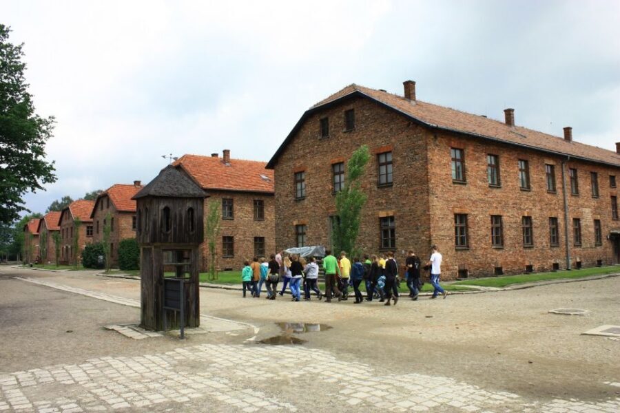 Auschwitz-Birkenau and Krakow Private Car Trip from Katowice - 6 Hours vs 12 Hours: Choosing the Right Pace