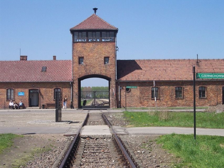 Auschwitz-Birkenau and Krakow Private Car Trip from Katowice - Guide Quality and Group Size: Why This Tour Works in Practice