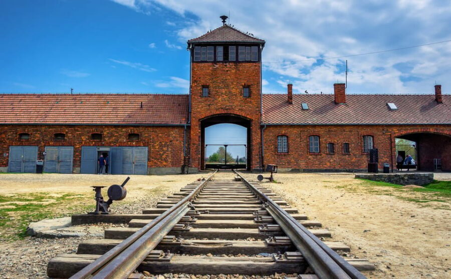 Auschwitz-Birkenau: Guided Tour with Fast Track Ticket - Guides, Language Options, and What You Can Expect From the Tour Voice