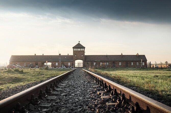 Auschwitz-Birkenau & Salt Mine Day tour - Auschwitz-Birkenau with an English museum guide: Auschwitz I first