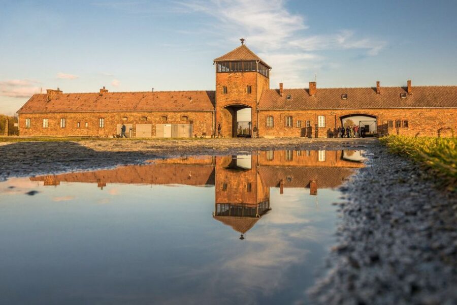 Auschwitz-Birkenau: Skip-the-Line Entry Ticket & Guided Tour - The transition break: lunch timing and the quick move toward Birkenau
