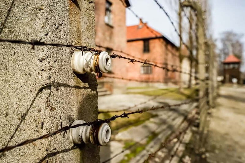 Auschwitz-Birkenau Skip-the-Line Guided Tour - The coach hop and the 15-minute Birkenau break