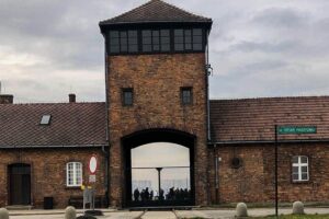 Auschwitz Birkenau Tour with Private Transport from Kraków - Auschwitz I: understanding the main camp without getting lost in facts