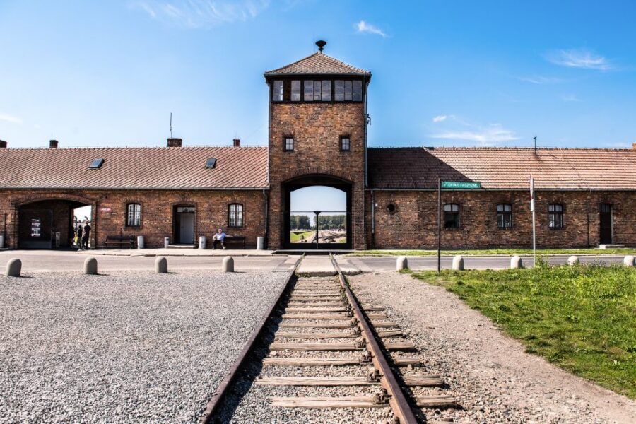 Auschwitz Ticket and Full-Day Tour from Krakow - Key things that make this tour work