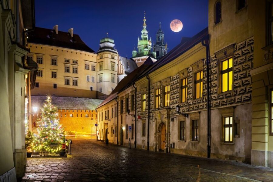 Creepy Krakow: 2-Hour City Walking Tour - Night lighting and spooky storytelling in Krakow’s Old Town