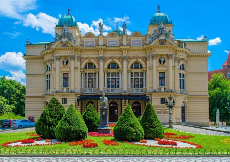 Family Tour of Krakow Old Town with Sweets Factory & Cruise - Private guide quality: strong history and one watch-out