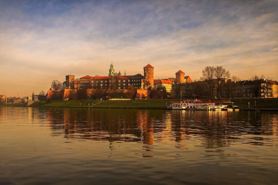 Family Tour of Krakow Old Town with Sweets Factory & Cruise - Timing and meeting-point tips so you don’t miss the cruise