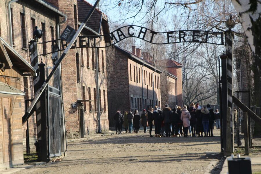 From Krakow: Auschwitz-Birkenau and Self-Guided Day Tour - Krakow Pickup to Auschwitz: the bus plan, start-time range, and meeting points
