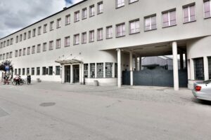 From Krakow: Half-Day Salt Mine and Schindler's Factory Tour - The descent and guided pace: 2.5 hours that goes fast
