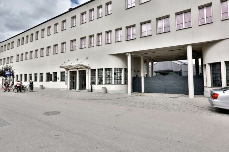 From Krakow: Half-Day Salt Mine and Schindler's Factory Tour - The descent and guided pace: 2.5 hours that goes fast