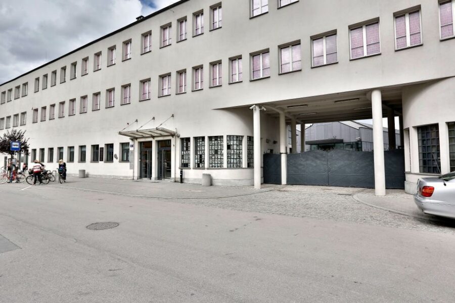 From Krakow: Half-Day Salt Mine and Schindler's Factory Tour - The descent and guided pace: 2.5 hours that goes fast