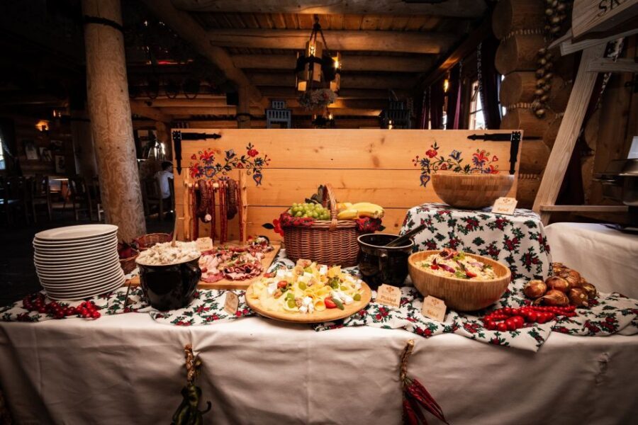 From Krakow: Polish Folk Show with All-You-Can-Eat Dinner - A folk dinner beats another museum night