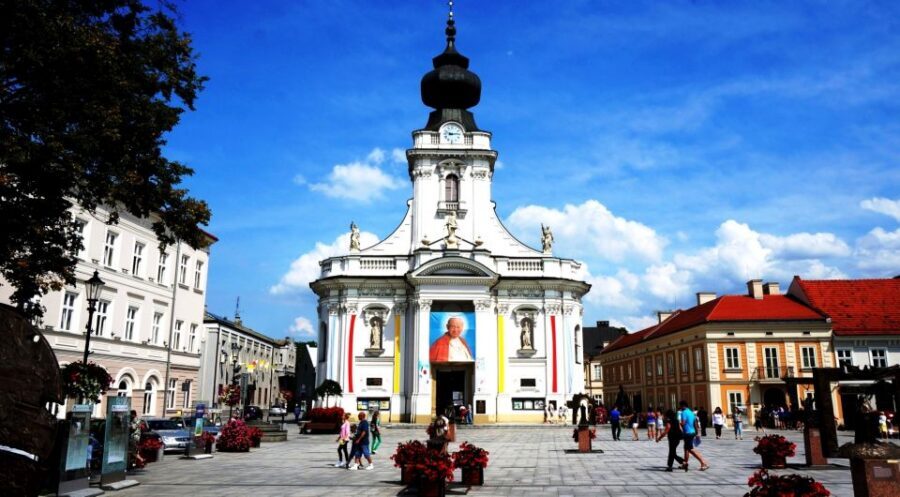 From Krakow: Wadowice & Sanctuary of Divine Mercy Tour - Wadowice arrival: the hometown setting before the museum