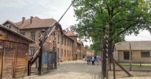Krakow: Auschwitz and Wieliczka Salt Mine Combo Tour - Getting from Krakow to Both UNESCO Stops: Timing, Lines, and the Early Start