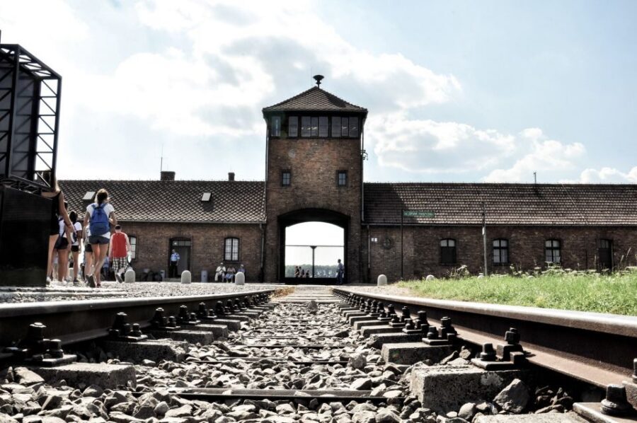 Krakow: Auschwitz-Birkenau Guided Tour Pickup/Lunch Options - Pickup, transfer time, and the part where you should stay alert