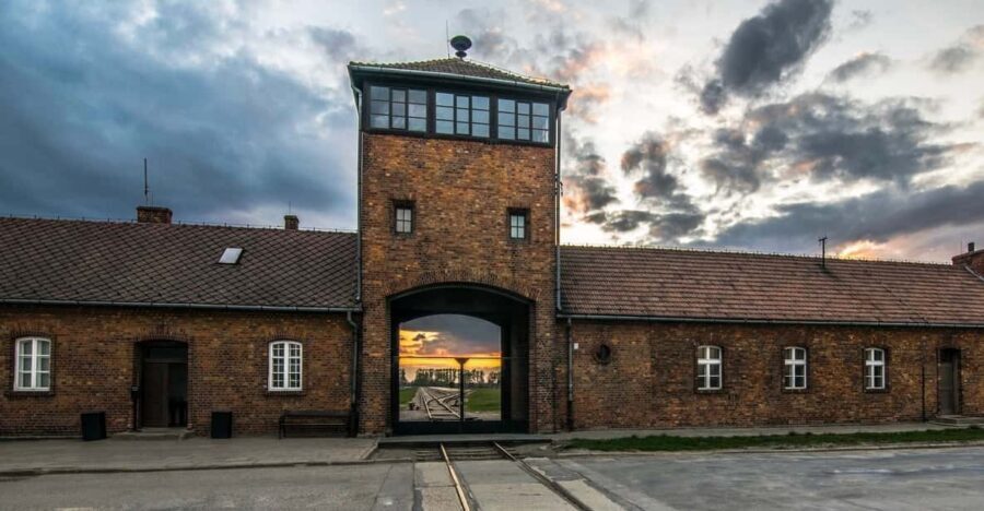 Krakow: Auschwitz-Birkenau Guided Tour with Pickup & Lunch - Krakow to Auschwitz: what the drive sets up for you