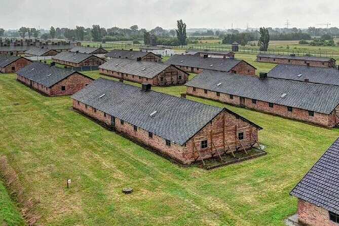 Krakow: Auschwitz-Birkenau Tour & Museum Expert Guide - Headsets, English guides, and how to make the narration stick