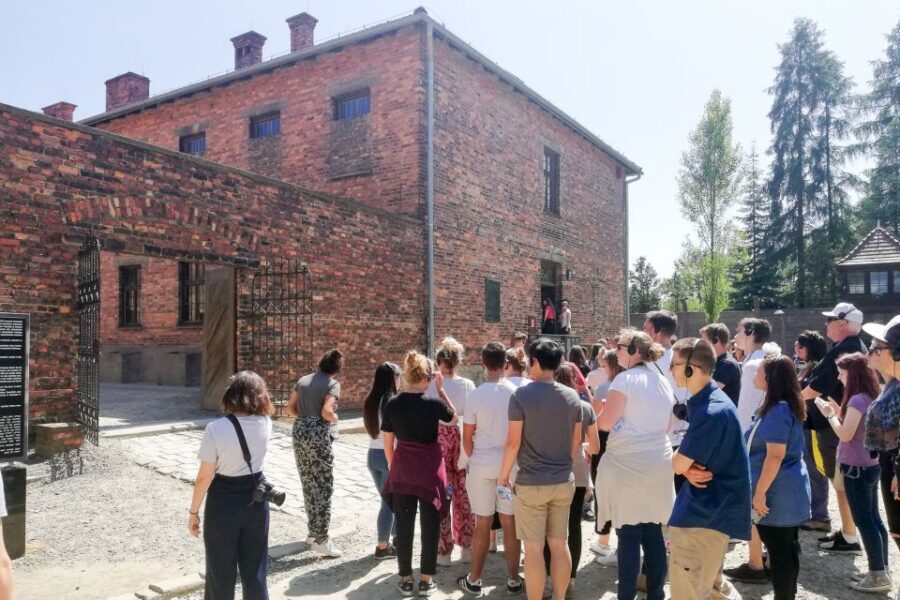 Krakow: Auschwitz Guided Tour with Pickup and Optional Lunch - What the Guide Actually Does for You (Beyond Reading Plaques)