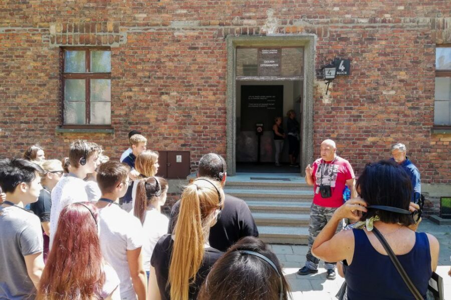 Krakow: Auschwitz Guided Tour with Pickup and Optional Lunch - Lunchbox Option: A Practical Add-On for a Long, Fixed Schedule