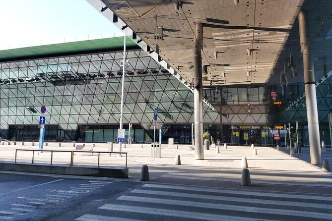 Kraków Balice Airport Transfer: Private One Way - Departure day: meet in your lobby and get to the airport on time