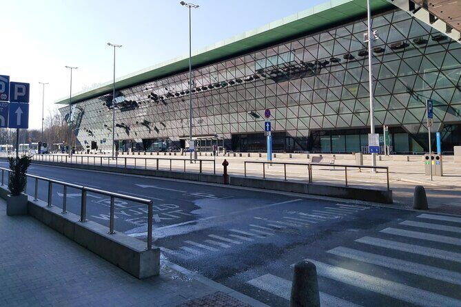 Krakow Balice Airport Transfer: Private Round Trip - Round-trip planning: what “no extra fees for delays” really means