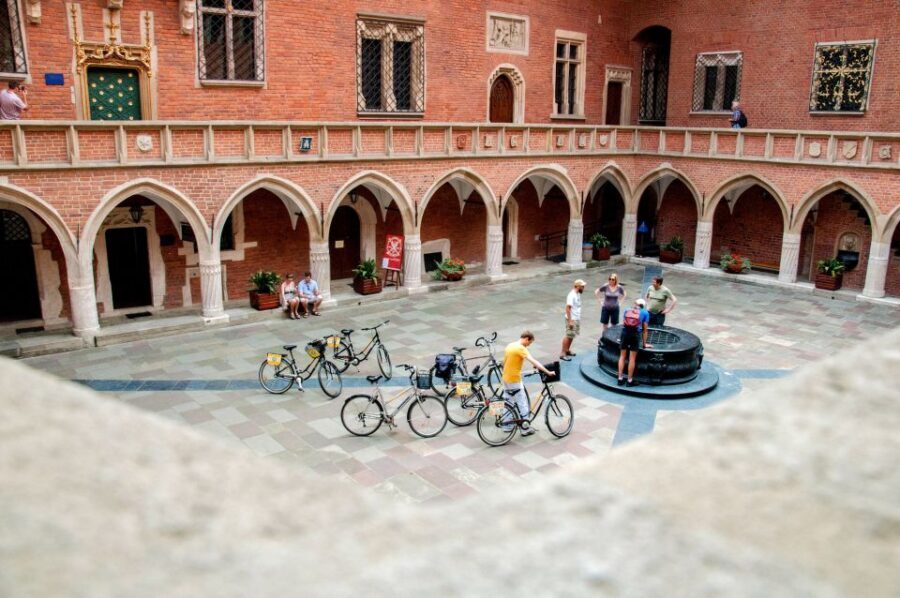Krakow: Bike Tour of Old Town, Jewish Quarter and the Ghetto - Main Market Square and the classic Krakow loop