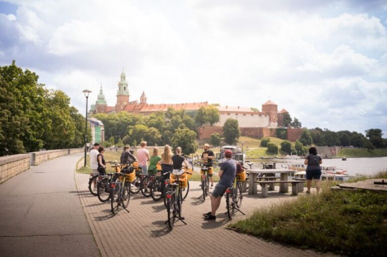 Krakow: Bike Tour of Old Town, Jewish Quarter and the Ghetto - Meeting point at Chicago Music Club: getting started smoothly