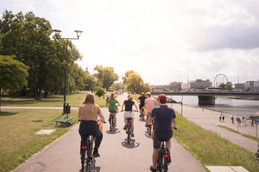 Krakow: Bike Tour of Old Town, Jewish Quarter and the Ghetto - Which guide style you should expect