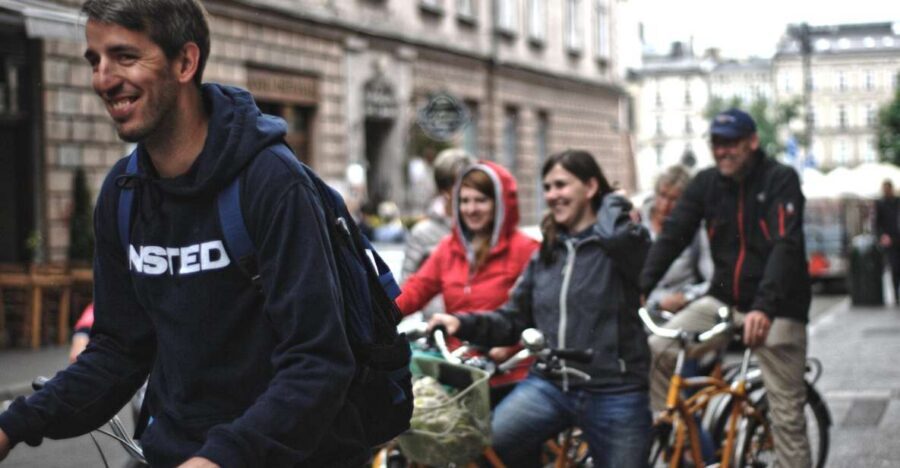 Krakow: Bike Tour of the Old Town, Kazimierz, and the Ghetto - Planting Your Feet by the Vistula: A Calm Photo Stop