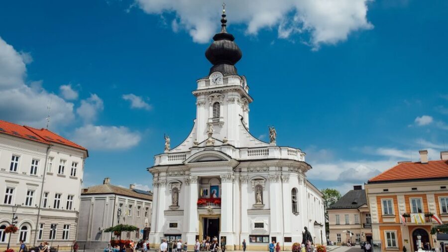 Krakow: Black Madonna of Częstochowa & Home of John Paul II - Practical tips: shoes, clothing rule, and pacing yourself