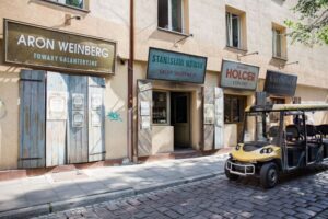 Krakow: City Tour of 3 Districts by Electric Car - Stop 2: Old Town and Rynek Główny’s big “wow” factor in 45 minutes