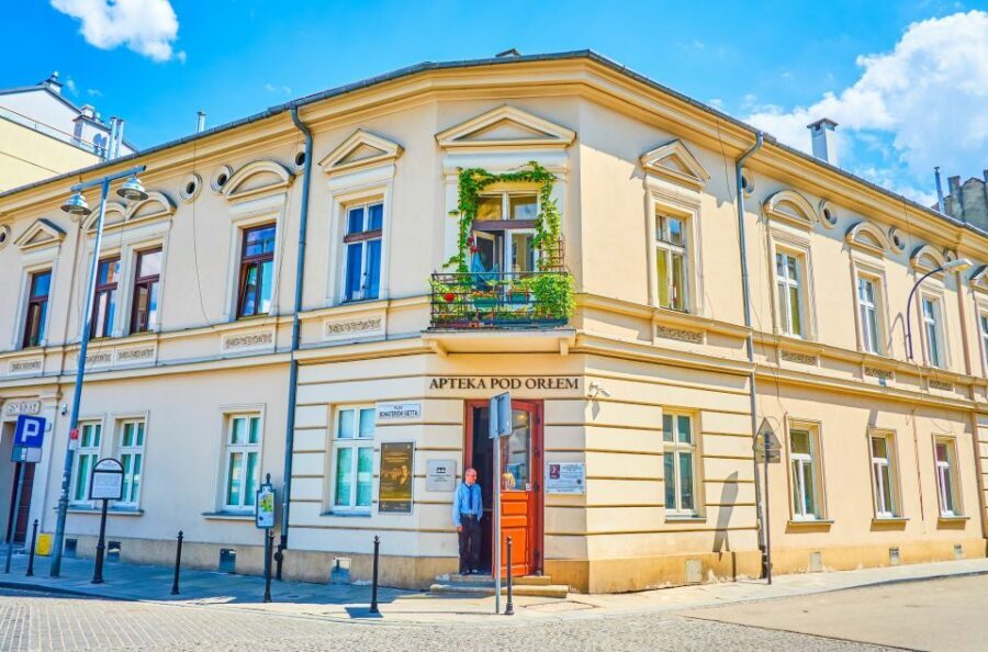 Krakow: Electric Car Sightseeing Tour - Meeting at Matejki Square and getting comfortable fast