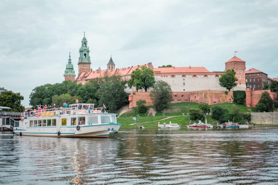Kraków: Evening or Night River Cruise - Audio guide and music: how the narration actually feels at night