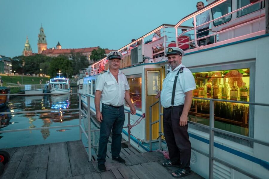 Kraków: Evening or Night River Cruise - The onboard setup: upper vs lower deck, blankets, and queues
