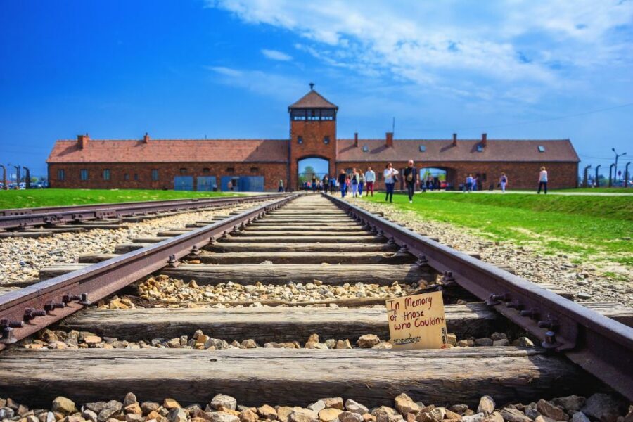 Krakow: Guided Auschwitz Birkenau Tour - Meeting at Straszewskiego 14 and getting to Oświęcim