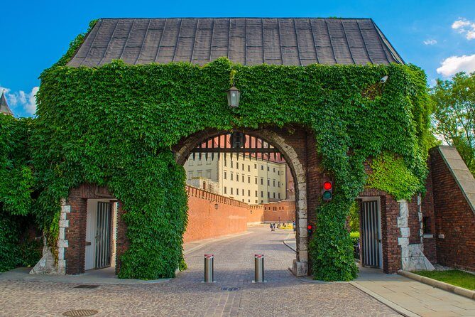 Krakow: Guided Tour of Wawel Castle & Cathedral - Wawel Cathedral: crowned monarchs, golden domes, and the bell moment