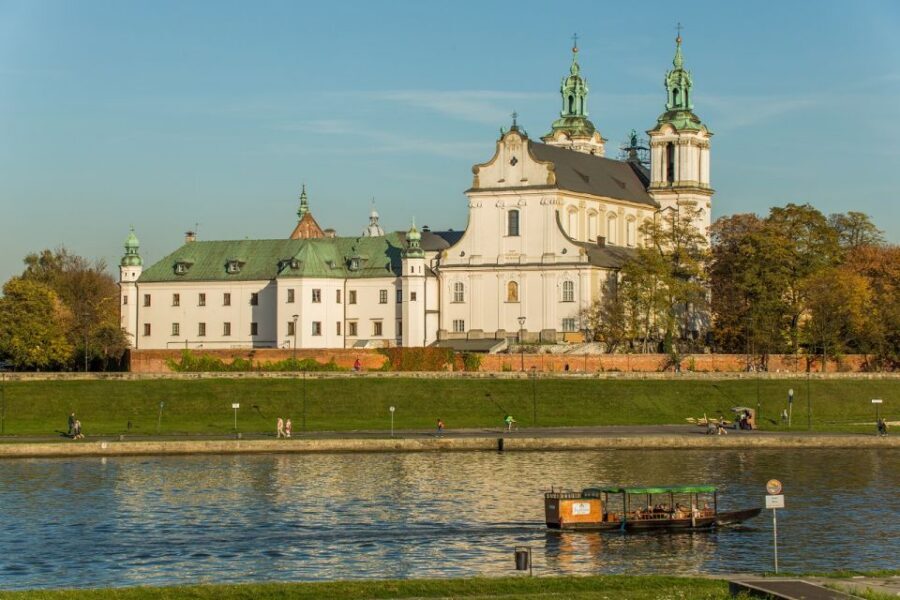 Krakow: Guided Wawel Tour, Lunch, and Vistula River Cruise - Who Should Book This Tour (and Who Might Be Happier Elsewhere)