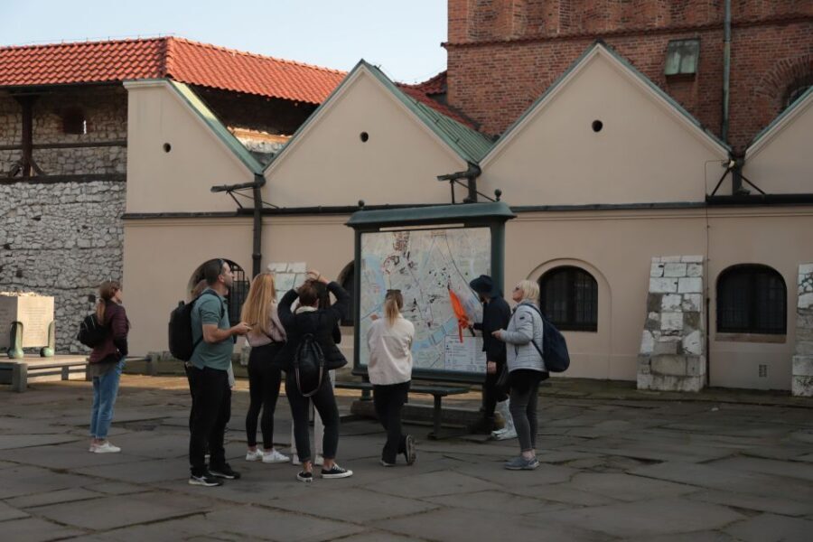 Krakow: Jewish Quarter and Former Ghetto Tour - Practical tips for a 2.5-hour walking experience