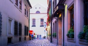 Krakow: Jewish Quarter and Former Ghetto Tour by Golf Cart - Getting started at Sekret Smaku and the K+R BUS pick-up