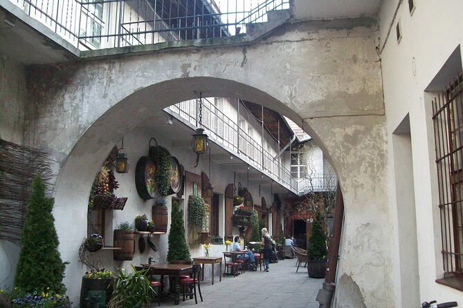 Krakow Kazimierz and Jewish Ghetto Tour with Synagogues - Remuh Synagogue and the Old Jewish Cemetery: what the 4-hour adds