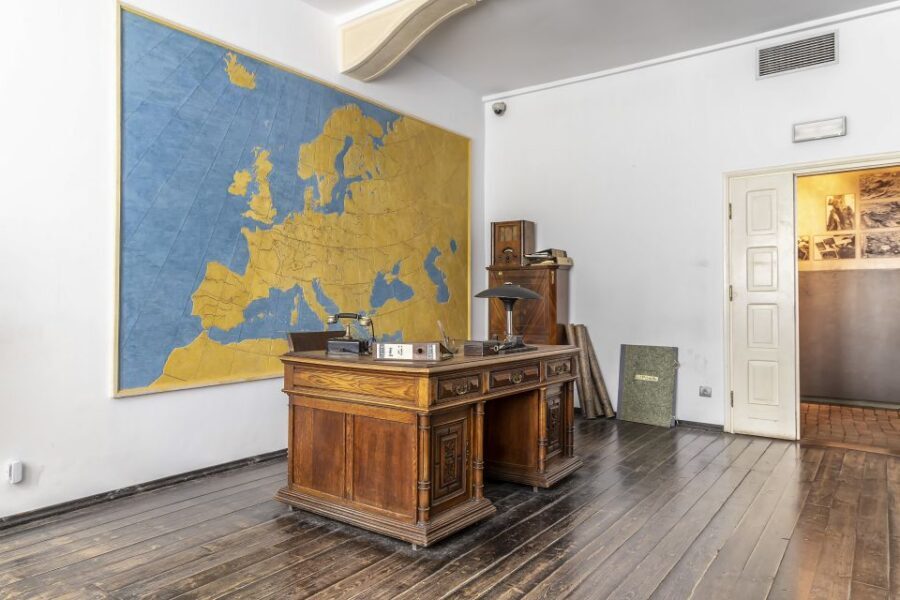 Krakow: Kazimierz by Golf Cart and Schindler's Factory Tour - Schindler’s Factory: what the exhibition focuses on