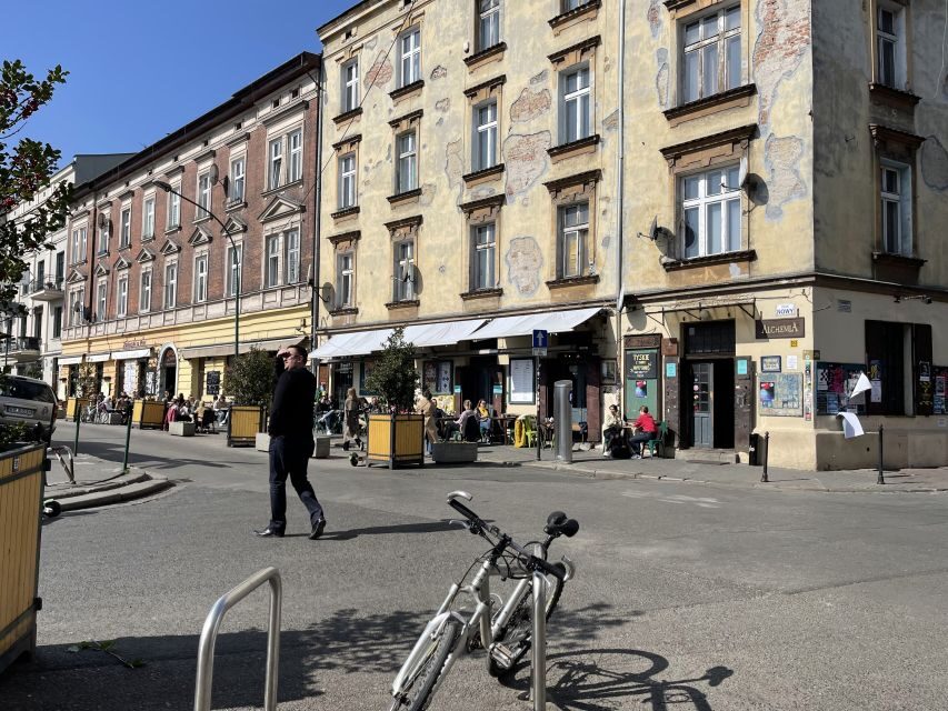 Krakow: Kazimierz District Jewish Heritage Tour - Old Synagogue Start: Meeting Point, Tone, and Getting Oriented