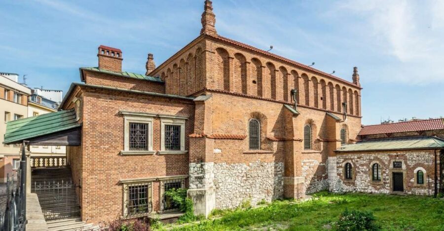 Krakow: Kazimierz Jewish Quarter Guided Walking Tour - Finding Your Start Point: Old Synagogue Steps and a Sign