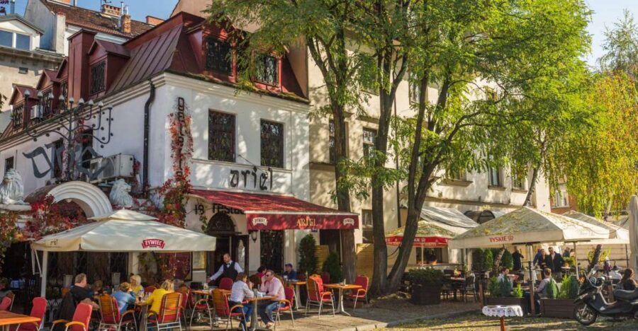 Krakow: Kazimierz Jewish Quarter Walking Tour - The Synagogue Stops: More Than a Photo Stop