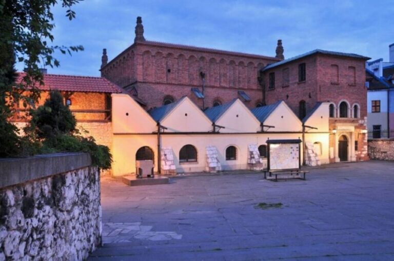 Krakow: Kazimierz Jewish Quarter Walking Tour - Szeroka Street: The Center of Kazimierz Life