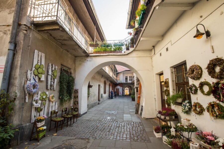 Krakow: Kazimierz Jewish Quarter Walking Tour - Szeroka Street: The Center of Kazimierz Life