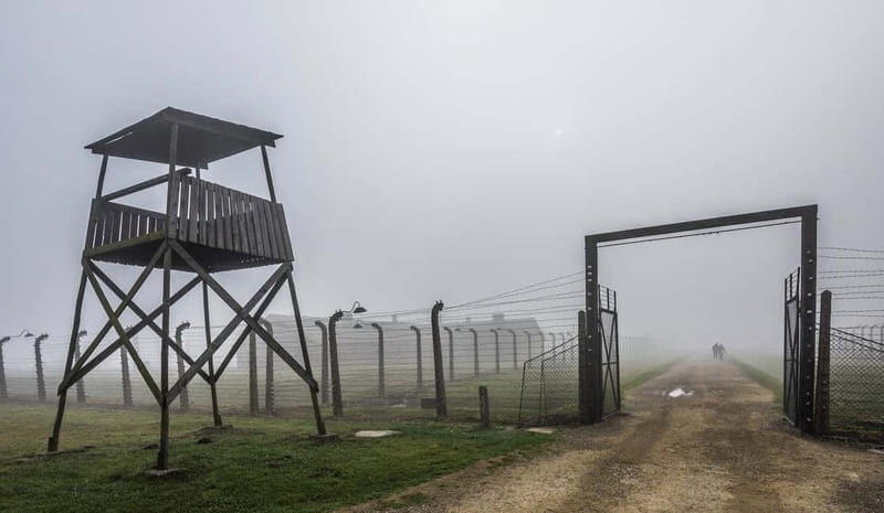 Krakow: Last Minute Auschwitz-Birkenau Guided Tour - Entering Auschwitz I: Gate Time and Preserved Grounds