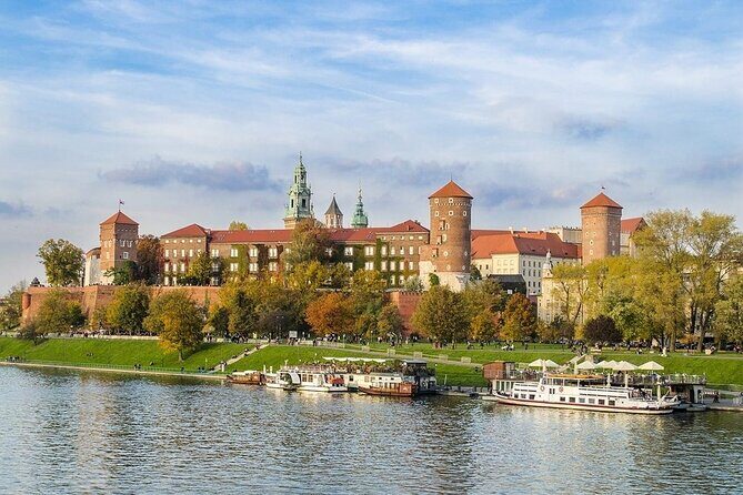 Krakow Morning Walking Tour with Traditional Polish Breakfast - Sukiennice Cloth Hall: From Medieval Trade to Renaissance Landmark