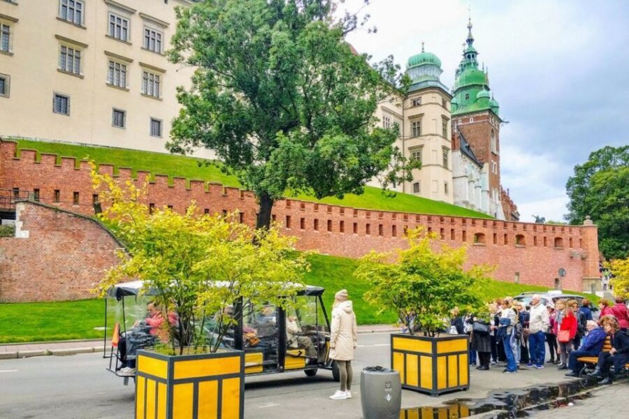 Krakow: Old Town, Ghetto, and Kazimierz Golf Cart Tour - Planty park and Old Town streets: where the city breathes
